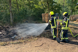 Alles richtig gemacht hat ein Autofahrer auf der Autobahn A3, als er am Donnerstagmorgen, 29. Juni 2023, den Notruf 112 wählte. Von der Autobahn aus sah er eine leichte Rauchwolke, die Richtung der Mülldeponie über den Bäumen aufstieg.
Entsprechend der Meldung löste die Integrierte Leitstelle Bayerischer Untermain um 08:36 Uhr Alarm für die Feuerwehr Stockstadt mit der Meldung „B1 unklare Rauchentwicklung im Freien“ aus. Nach kurzem Suchen...