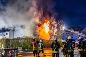 Am Donnerstagmorgen, 04.01.2024 wurde um 07:04 Uhr die Feuerwehr in die Bassenser Straße zu einem Wohnhausbrand gerufen. Beim Eintreffen schlugen den Feuerwehrleuten bereits die Flammen entgegen. Der Brand hatte sich in dem Reihenendhaus über beide Stockwerke und den Dachstuhl ausgebreitet. Umgehend wurde ein umfangreicher Löschangriff vorgenommen. Auch über zwei Drehleitern wurde gelöscht. Während der Brandbekämpfung kam es Durchzündungen, Flammen schlugen meterweit aus dem Gebäude. Ein großes Fensterglas fiel auf die Straße und zersprang in tausende Glassplitter. Bei den Löscharbeiten wurde eine Person tot aufgefunden. Aktuell sind keine weiteren Informationen zur Identität oder Todesumständen bekannt. Die Kriminalpolizei hat die Ermittlungen aufgenommen. Von der Feuerwehr kamen mehrere Löschzüge aus den Nachbargemeinden zum Einsatz. Die Nachlöscharbeiten werden voraussichtlich bis in den Mittag dauern.