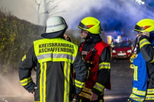 Am Donnerstagmorgen, 04.01.2024 wurde um 07:04 Uhr die Feuerwehr in die Bassenser Straße zu einem Wohnhausbrand gerufen. Beim Eintreffen schlugen den Feuerwehrleuten bereits die Flammen entgegen. Der Brand hatte sich in dem Reihenendhaus über beide Stockwerke und den Dachstuhl ausgebreitet. Umgehend wurde ein umfangreicher Löschangriff vorgenommen. Auch über zwei Drehleitern wurde gelöscht. Während der Brandbekämpfung kam es Durchzündungen, Flammen schlugen meterweit aus dem Gebäude. Ein großes Fensterglas fiel auf die Straße und zersprang in tausende Glassplitter. Bei den Löscharbeiten wurde eine Person tot aufgefunden. Aktuell sind keine weiteren Informationen zur Identität oder Todesumständen bekannt. Die Kriminalpolizei hat die Ermittlungen aufgenommen. Von der Feuerwehr kamen mehrere Löschzüge aus den Nachbargemeinden zum Einsatz. Die Nachlöscharbeiten werden voraussichtlich bis in den Mittag dauern.