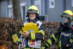 Am Donnerstagmorgen, 04.01.2024 wurde um 07:04 Uhr die Feuerwehr in die Bassenser Straße zu einem Wohnhausbrand gerufen. Beim Eintreffen schlugen den Feuerwehrleuten bereits die Flammen entgegen. Der Brand hatte sich in dem Reihenendhaus über beide Stockwerke und den Dachstuhl ausgebreitet. Umgehend wurde ein umfangreicher Löschangriff vorgenommen. Auch über zwei Drehleitern wurde gelöscht. Während der Brandbekämpfung kam es Durchzündungen, Flammen schlugen meterweit aus dem Gebäude. Ein großes Fensterglas fiel auf die Straße und zersprang in tausende Glassplitter. Bei den Löscharbeiten wurde eine Person tot aufgefunden. Aktuell sind keine weiteren Informationen zur Identität oder Todesumständen bekannt. Die Kriminalpolizei hat die Ermittlungen aufgenommen. Von der Feuerwehr kamen mehrere Löschzüge aus den Nachbargemeinden zum Einsatz. Die Nachlöscharbeiten werden voraussichtlich bis in den Mittag dauern.