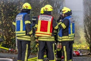 Am Donnerstagmorgen, 04.01.2024 wurde um 07:04 Uhr die Feuerwehr in die Bassenser Straße zu einem Wohnhausbrand gerufen. Beim Eintreffen schlugen den Feuerwehrleuten bereits die Flammen entgegen. Der Brand hatte sich in dem Reihenendhaus über beide Stockwerke und den Dachstuhl ausgebreitet. Umgehend wurde ein umfangreicher Löschangriff vorgenommen. Auch über zwei Drehleitern wurde gelöscht. Während der Brandbekämpfung kam es Durchzündungen, Flammen schlugen meterweit aus dem Gebäude. Ein großes Fensterglas fiel auf die Straße und zersprang in tausende Glassplitter. Bei den Löscharbeiten wurde eine Person tot aufgefunden. Aktuell sind keine weiteren Informationen zur Identität oder Todesumständen bekannt. Die Kriminalpolizei hat die Ermittlungen aufgenommen. Von der Feuerwehr kamen mehrere Löschzüge aus den Nachbargemeinden zum Einsatz. Die Nachlöscharbeiten werden voraussichtlich bis in den Mittag dauern.