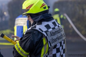 Am Donnerstagmorgen, 04.01.2024 wurde um 07:04 Uhr die Feuerwehr in die Bassenser Straße zu einem Wohnhausbrand gerufen. Beim Eintreffen schlugen den Feuerwehrleuten bereits die Flammen entgegen. Der Brand hatte sich in dem Reihenendhaus über beide Stockwerke und den Dachstuhl ausgebreitet. Umgehend wurde ein umfangreicher Löschangriff vorgenommen. Auch über zwei Drehleitern wurde gelöscht. Während der Brandbekämpfung kam es Durchzündungen, Flammen schlugen meterweit aus dem Gebäude. Ein großes Fensterglas fiel auf die Straße und zersprang in tausende Glassplitter. Bei den Löscharbeiten wurde eine Person tot aufgefunden. Aktuell sind keine weiteren Informationen zur Identität oder Todesumständen bekannt. Die Kriminalpolizei hat die Ermittlungen aufgenommen. Von der Feuerwehr kamen mehrere Löschzüge aus den Nachbargemeinden zum Einsatz. Die Nachlöscharbeiten werden voraussichtlich bis in den Mittag dauern.