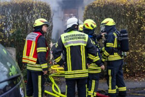Am Donnerstagmorgen, 04.01.2024 wurde um 07:04 Uhr die Feuerwehr in die Bassenser Straße zu einem Wohnhausbrand gerufen. Beim Eintreffen schlugen den Feuerwehrleuten bereits die Flammen entgegen. Der Brand hatte sich in dem Reihenendhaus über beide Stockwerke und den Dachstuhl ausgebreitet. Umgehend wurde ein umfangreicher Löschangriff vorgenommen. Auch über zwei Drehleitern wurde gelöscht. Während der Brandbekämpfung kam es Durchzündungen, Flammen schlugen meterweit aus dem Gebäude. Ein großes Fensterglas fiel auf die Straße und zersprang in tausende Glassplitter. Bei den Löscharbeiten wurde eine Person tot aufgefunden. Aktuell sind keine weiteren Informationen zur Identität oder Todesumständen bekannt. Die Kriminalpolizei hat die Ermittlungen aufgenommen. Von der Feuerwehr kamen mehrere Löschzüge aus den Nachbargemeinden zum Einsatz. Die Nachlöscharbeiten werden voraussichtlich bis in den Mittag dauern.