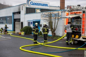 Am Samstagvormittag, 03.02.2024 kam es in Goldbach zu einem Brand in einen Metall- und Galvanikbetrieb. Gegen 11:20 Uhr meldeten zahlreiche Anrufer Feuer und enormer Rauch aus der Fertigungshalle des Betriebes im Erlengrund. Aufgrund der zahlreichen Meldungen wurden gleich mehrere Feuerwehren alarmiert. Im Betrieb wurde am Samstag nicht gearbeitet. Die Löschmaßnahmen der Einsatzkräfte zeigten schnell Wirkung und der Brand konnte unter Kontrolle gebracht werden. In einem Galvanikbetrieb werden chemische Bäder zur Behandlung von Metallen eingesetzt. Diese stellen eine potenzielle Gefahr für Anwohner und Einsatzkräfte dar. Nach aktuellen Information waren die Chemiebäder von dem Brand nicht betroffen. Dennoch entschied die Einsatzleitung, dass alle Feuerwehrleute, welche in der Halle gearbeitet hatten, vorsorglich dekontaminiert und Messungen in der Umgebung durchgeführt werden. Hierzu rückten Spezialkräfte der Feuerwehr aus Großostheim und Stockstadt an. Es kam ein Messwagen der Feuerwehr in der Umgebung der Brandstelle zum Einsatz. Schadstoffe wurden keine festgestellt. Während des Einsatzes meldeten sich drei Passanten, die sich bei Brandausbruch in unmittelbarer Nähe des Brandobjektes aufgehalten hatten. Die betroffene Halle liegt in direkter Nachbarschaft zu gleich drei Einkaufsmärkten. Sie wurden von einem Notarzt untersucht und mussten sich aber keiner Behandlung unterziehen.
