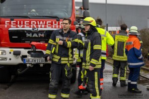 Am Samstagvormittag, 03.02.2024 kam es in Goldbach zu einem Brand in einen Metall- und Galvanikbetrieb. Gegen 11:20 Uhr meldeten zahlreiche Anrufer Feuer und enormer Rauch aus der Fertigungshalle des Betriebes im Erlengrund. Aufgrund der zahlreichen Meldungen wurden gleich mehrere Feuerwehren alarmiert. Im Betrieb wurde am Samstag nicht gearbeitet. Die Löschmaßnahmen der Einsatzkräfte zeigten schnell Wirkung und der Brand konnte unter Kontrolle gebracht werden. In einem Galvanikbetrieb werden chemische Bäder zur Behandlung von Metallen eingesetzt. Diese stellen eine potenzielle Gefahr für Anwohner und Einsatzkräfte dar. Nach aktuellen Information waren die Chemiebäder von dem Brand nicht betroffen. Dennoch entschied die Einsatzleitung, dass alle Feuerwehrleute, welche in der Halle gearbeitet hatten, vorsorglich dekontaminiert und Messungen in der Umgebung durchgeführt werden. Hierzu rückten Spezialkräfte der Feuerwehr aus Großostheim und Stockstadt an. Es kam ein Messwagen der Feuerwehr in der Umgebung der Brandstelle zum Einsatz. Schadstoffe wurden keine festgestellt. Während des Einsatzes meldeten sich drei Passanten, die sich bei Brandausbruch in unmittelbarer Nähe des Brandobjektes aufgehalten hatten. Die betroffene Halle liegt in direkter Nachbarschaft zu gleich drei Einkaufsmärkten. Sie wurden von einem Notarzt untersucht und mussten sich aber keiner Behandlung unterziehen.