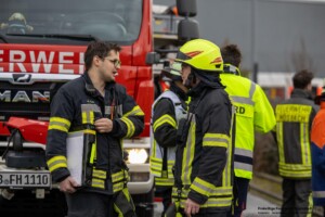 Am Samstagvormittag, 03.02.2024 kam es in Goldbach zu einem Brand in einen Metall- und Galvanikbetrieb. Gegen 11:20 Uhr meldeten zahlreiche Anrufer Feuer und enormer Rauch aus der Fertigungshalle des Betriebes im Erlengrund. Aufgrund der zahlreichen Meldungen wurden gleich mehrere Feuerwehren alarmiert. Im Betrieb wurde am Samstag nicht gearbeitet. Die Löschmaßnahmen der Einsatzkräfte zeigten schnell Wirkung und der Brand konnte unter Kontrolle gebracht werden. In einem Galvanikbetrieb werden chemische Bäder zur Behandlung von Metallen eingesetzt. Diese stellen eine potenzielle Gefahr für Anwohner und Einsatzkräfte dar. Nach aktuellen Information waren die Chemiebäder von dem Brand nicht betroffen. Dennoch entschied die Einsatzleitung, dass alle Feuerwehrleute, welche in der Halle gearbeitet hatten, vorsorglich dekontaminiert und Messungen in der Umgebung durchgeführt werden. Hierzu rückten Spezialkräfte der Feuerwehr aus Großostheim und Stockstadt an. Es kam ein Messwagen der Feuerwehr in der Umgebung der Brandstelle zum Einsatz. Schadstoffe wurden keine festgestellt. Während des Einsatzes meldeten sich drei Passanten, die sich bei Brandausbruch in unmittelbarer Nähe des Brandobjektes aufgehalten hatten. Die betroffene Halle liegt in direkter Nachbarschaft zu gleich drei Einkaufsmärkten. Sie wurden von einem Notarzt untersucht und mussten sich aber keiner Behandlung unterziehen.