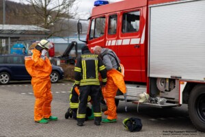 Am Samstagvormittag, 03.02.2024 kam es in Goldbach zu einem Brand in einen Metall- und Galvanikbetrieb. Gegen 11:20 Uhr meldeten zahlreiche Anrufer Feuer und enormer Rauch aus der Fertigungshalle des Betriebes im Erlengrund. Aufgrund der zahlreichen Meldungen wurden gleich mehrere Feuerwehren alarmiert. Im Betrieb wurde am Samstag nicht gearbeitet. Die Löschmaßnahmen der Einsatzkräfte zeigten schnell Wirkung und der Brand konnte unter Kontrolle gebracht werden. In einem Galvanikbetrieb werden chemische Bäder zur Behandlung von Metallen eingesetzt. Diese stellen eine potenzielle Gefahr für Anwohner und Einsatzkräfte dar. Nach aktuellen Information waren die Chemiebäder von dem Brand nicht betroffen. Dennoch entschied die Einsatzleitung, dass alle Feuerwehrleute, welche in der Halle gearbeitet hatten, vorsorglich dekontaminiert und Messungen in der Umgebung durchgeführt werden. Hierzu rückten Spezialkräfte der Feuerwehr aus Großostheim und Stockstadt an. Es kam ein Messwagen der Feuerwehr in der Umgebung der Brandstelle zum Einsatz. Schadstoffe wurden keine festgestellt. Während des Einsatzes meldeten sich drei Passanten, die sich bei Brandausbruch in unmittelbarer Nähe des Brandobjektes aufgehalten hatten. Die betroffene Halle liegt in direkter Nachbarschaft zu gleich drei Einkaufsmärkten. Sie wurden von einem Notarzt untersucht und mussten sich aber keiner Behandlung unterziehen.