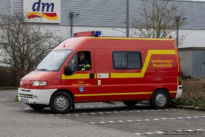 Am Samstagvormittag, 03.02.2024 kam es in Goldbach zu einem Brand in einen Metall- und Galvanikbetrieb. Gegen 11:20 Uhr meldeten zahlreiche Anrufer Feuer und enormer Rauch aus der Fertigungshalle des Betriebes im Erlengrund. Aufgrund der zahlreichen Meldungen wurden gleich mehrere Feuerwehren alarmiert. Im Betrieb wurde am Samstag nicht gearbeitet. Die Löschmaßnahmen der Einsatzkräfte zeigten schnell Wirkung und der Brand konnte unter Kontrolle gebracht werden. In einem Galvanikbetrieb werden chemische Bäder zur Behandlung von Metallen eingesetzt. Diese stellen eine potenzielle Gefahr für Anwohner und Einsatzkräfte dar. Nach aktuellen Information waren die Chemiebäder von dem Brand nicht betroffen. Dennoch entschied die Einsatzleitung, dass alle Feuerwehrleute, welche in der Halle gearbeitet hatten, vorsorglich dekontaminiert und Messungen in der Umgebung durchgeführt werden. Hierzu rückten Spezialkräfte der Feuerwehr aus Großostheim und Stockstadt an. Es kam ein Messwagen der Feuerwehr in der Umgebung der Brandstelle zum Einsatz. Schadstoffe wurden keine festgestellt. Während des Einsatzes meldeten sich drei Passanten, die sich bei Brandausbruch in unmittelbarer Nähe des Brandobjektes aufgehalten hatten. Die betroffene Halle liegt in direkter Nachbarschaft zu gleich drei Einkaufsmärkten. Sie wurden von einem Notarzt untersucht und mussten sich aber keiner Behandlung unterziehen.