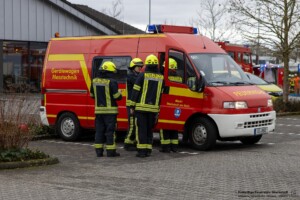 Am Samstagvormittag, 03.02.2024 kam es in Goldbach zu einem Brand in einen Metall- und Galvanikbetrieb. Gegen 11:20 Uhr meldeten zahlreiche Anrufer Feuer und enormer Rauch aus der Fertigungshalle des Betriebes im Erlengrund. Aufgrund der zahlreichen Meldungen wurden gleich mehrere Feuerwehren alarmiert. Im Betrieb wurde am Samstag nicht gearbeitet. Die Löschmaßnahmen der Einsatzkräfte zeigten schnell Wirkung und der Brand konnte unter Kontrolle gebracht werden. In einem Galvanikbetrieb werden chemische Bäder zur Behandlung von Metallen eingesetzt. Diese stellen eine potenzielle Gefahr für Anwohner und Einsatzkräfte dar. Nach aktuellen Information waren die Chemiebäder von dem Brand nicht betroffen. Dennoch entschied die Einsatzleitung, dass alle Feuerwehrleute, welche in der Halle gearbeitet hatten, vorsorglich dekontaminiert und Messungen in der Umgebung durchgeführt werden. Hierzu rückten Spezialkräfte der Feuerwehr aus Großostheim und Stockstadt an. Es kam ein Messwagen der Feuerwehr in der Umgebung der Brandstelle zum Einsatz. Schadstoffe wurden keine festgestellt. Während des Einsatzes meldeten sich drei Passanten, die sich bei Brandausbruch in unmittelbarer Nähe des Brandobjektes aufgehalten hatten. Die betroffene Halle liegt in direkter Nachbarschaft zu gleich drei Einkaufsmärkten. Sie wurden von einem Notarzt untersucht und mussten sich aber keiner Behandlung unterziehen.