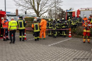 Am Samstagvormittag, 03.02.2024 kam es in Goldbach zu einem Brand in einen Metall- und Galvanikbetrieb. Gegen 11:20 Uhr meldeten zahlreiche Anrufer Feuer und enormer Rauch aus der Fertigungshalle des Betriebes im Erlengrund. Aufgrund der zahlreichen Meldungen wurden gleich mehrere Feuerwehren alarmiert. Im Betrieb wurde am Samstag nicht gearbeitet. Die Löschmaßnahmen der Einsatzkräfte zeigten schnell Wirkung und der Brand konnte unter Kontrolle gebracht werden. In einem Galvanikbetrieb werden chemische Bäder zur Behandlung von Metallen eingesetzt. Diese stellen eine potenzielle Gefahr für Anwohner und Einsatzkräfte dar. Nach aktuellen Information waren die Chemiebäder von dem Brand nicht betroffen. Dennoch entschied die Einsatzleitung, dass alle Feuerwehrleute, welche in der Halle gearbeitet hatten, vorsorglich dekontaminiert und Messungen in der Umgebung durchgeführt werden. Hierzu rückten Spezialkräfte der Feuerwehr aus Großostheim und Stockstadt an. Es kam ein Messwagen der Feuerwehr in der Umgebung der Brandstelle zum Einsatz. Schadstoffe wurden keine festgestellt. Während des Einsatzes meldeten sich drei Passanten, die sich bei Brandausbruch in unmittelbarer Nähe des Brandobjektes aufgehalten hatten. Die betroffene Halle liegt in direkter Nachbarschaft zu gleich drei Einkaufsmärkten. Sie wurden von einem Notarzt untersucht und mussten sich aber keiner Behandlung unterziehen.