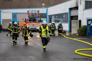 Am Samstagvormittag, 03.02.2024 kam es in Goldbach zu einem Brand in einen Metall- und Galvanikbetrieb. Gegen 11:20 Uhr meldeten zahlreiche Anrufer Feuer und enormer Rauch aus der Fertigungshalle des Betriebes im Erlengrund. Aufgrund der zahlreichen Meldungen wurden gleich mehrere Feuerwehren alarmiert. Im Betrieb wurde am Samstag nicht gearbeitet. Die Löschmaßnahmen der Einsatzkräfte zeigten schnell Wirkung und der Brand konnte unter Kontrolle gebracht werden. In einem Galvanikbetrieb werden chemische Bäder zur Behandlung von Metallen eingesetzt. Diese stellen eine potenzielle Gefahr für Anwohner und Einsatzkräfte dar. Nach aktuellen Information waren die Chemiebäder von dem Brand nicht betroffen. Dennoch entschied die Einsatzleitung, dass alle Feuerwehrleute, welche in der Halle gearbeitet hatten, vorsorglich dekontaminiert und Messungen in der Umgebung durchgeführt werden. Hierzu rückten Spezialkräfte der Feuerwehr aus Großostheim und Stockstadt an. Es kam ein Messwagen der Feuerwehr in der Umgebung der Brandstelle zum Einsatz. Schadstoffe wurden keine festgestellt. Während des Einsatzes meldeten sich drei Passanten, die sich bei Brandausbruch in unmittelbarer Nähe des Brandobjektes aufgehalten hatten. Die betroffene Halle liegt in direkter Nachbarschaft zu gleich drei Einkaufsmärkten. Sie wurden von einem Notarzt untersucht und mussten sich aber keiner Behandlung unterziehen.