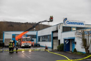 Am Samstagvormittag, 03.02.2024 kam es in Goldbach zu einem Brand in einen Metall- und Galvanikbetrieb. Gegen 11:20 Uhr meldeten zahlreiche Anrufer Feuer und enormer Rauch aus der Fertigungshalle des Betriebes im Erlengrund. Aufgrund der zahlreichen Meldungen wurden gleich mehrere Feuerwehren alarmiert. Im Betrieb wurde am Samstag nicht gearbeitet. Die Löschmaßnahmen der Einsatzkräfte zeigten schnell Wirkung und der Brand konnte unter Kontrolle gebracht werden. In einem Galvanikbetrieb werden chemische Bäder zur Behandlung von Metallen eingesetzt. Diese stellen eine potenzielle Gefahr für Anwohner und Einsatzkräfte dar. Nach aktuellen Information waren die Chemiebäder von dem Brand nicht betroffen. Dennoch entschied die Einsatzleitung, dass alle Feuerwehrleute, welche in der Halle gearbeitet hatten, vorsorglich dekontaminiert und Messungen in der Umgebung durchgeführt werden. Hierzu rückten Spezialkräfte der Feuerwehr aus Großostheim und Stockstadt an. Es kam ein Messwagen der Feuerwehr in der Umgebung der Brandstelle zum Einsatz. Schadstoffe wurden keine festgestellt. Während des Einsatzes meldeten sich drei Passanten, die sich bei Brandausbruch in unmittelbarer Nähe des Brandobjektes aufgehalten hatten. Die betroffene Halle liegt in direkter Nachbarschaft zu gleich drei Einkaufsmärkten. Sie wurden von einem Notarzt untersucht und mussten sich aber keiner Behandlung unterziehen.