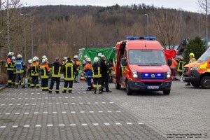Am Samstagvormittag, 03.02.2024 kam es in Goldbach zu einem Brand in einen Metall- und Galvanikbetrieb. Gegen 11:20 Uhr meldeten zahlreiche Anrufer Feuer und enormer Rauch aus der Fertigungshalle des Betriebes im Erlengrund. Aufgrund der zahlreichen Meldungen wurden gleich mehrere Feuerwehren alarmiert. Im Betrieb wurde am Samstag nicht gearbeitet. Die Löschmaßnahmen der Einsatzkräfte zeigten schnell Wirkung und der Brand konnte unter Kontrolle gebracht werden. In einem Galvanikbetrieb werden chemische Bäder zur Behandlung von Metallen eingesetzt. Diese stellen eine potenzielle Gefahr für Anwohner und Einsatzkräfte dar. Nach aktuellen Information waren die Chemiebäder von dem Brand nicht betroffen. Dennoch entschied die Einsatzleitung, dass alle Feuerwehrleute, welche in der Halle gearbeitet hatten, vorsorglich dekontaminiert und Messungen in der Umgebung durchgeführt werden. Hierzu rückten Spezialkräfte der Feuerwehr aus Großostheim und Stockstadt an. Es kam ein Messwagen der Feuerwehr in der Umgebung der Brandstelle zum Einsatz. Schadstoffe wurden keine festgestellt. Während des Einsatzes meldeten sich drei Passanten, die sich bei Brandausbruch in unmittelbarer Nähe des Brandobjektes aufgehalten hatten. Die betroffene Halle liegt in direkter Nachbarschaft zu gleich drei Einkaufsmärkten. Sie wurden von einem Notarzt untersucht und mussten sich aber keiner Behandlung unterziehen.