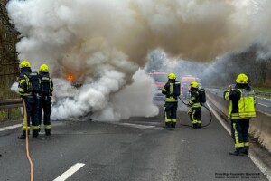 PKW-Brand auf der B469 bei Stockstadt am Main