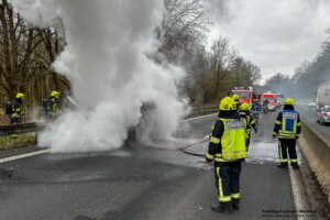 PKW-Brand auf der B469 bei Stockstadt am Main