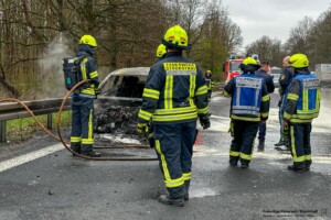 PKW-Brand auf der B469 bei Stockstadt am Main