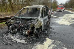 PKW-Brand auf der B469 bei Stockstadt am Main