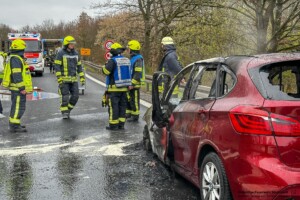 PKW-Brand auf der B469 bei Stockstadt am Main