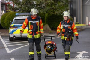 Am Mittwochmorgen um kurz nach 9 Uhr kam es in der Stockstädter Straße in Großostheim zu einem Brand in einem Firmengebäude. Die Brandmeldeanlage löste daraufhin aus. Vor Ort brannte ein Roboter. Das Feuer kjonnte schnell gelöscht werden. Auf Grund der größe des Gebäudes wurde die Feuerwehr Stockstadt und Gladbach hinzualarmiert. Die Feuerwehr war mit 37 Aktive vor Ort.