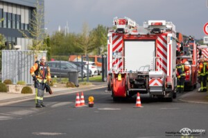 Am Mittwochmorgen um kurz nach 9 Uhr kam es in der Stockstädter Straße in Großostheim zu einem Brand in einem Firmengebäude. Die Brandmeldeanlage löste daraufhin aus. Vor Ort brannte ein Roboter. Das Feuer kjonnte schnell gelöscht werden. Auf Grund der größe des Gebäudes wurde die Feuerwehr Stockstadt und Gladbach hinzualarmiert. Die Feuerwehr war mit 37 Aktive vor Ort.