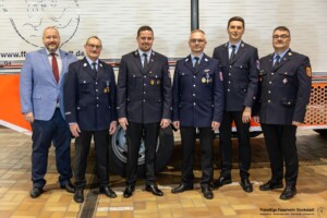 Kommandantenwahlen bei der Feuerwehr Stockstadt a. Main. Im Bild, von links: Bürgermeister Rafael Herbrik, Frank Bott, Christian Antoni, Dirk Ohler, Willi Votava, Kreisbrandinspektor Otto Hofmann.