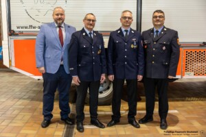 Kommandantenwahlen bei der Feuerwehr Stockstadt a. Main. Im Bild, von links: Bürgermeister Rafael Herbrik, bisheriger Kommandant Frank Bott, bisheriger stellvertretender Kommandant Dirk Ohler Kreisbrandinspektor Otto Hofmann.