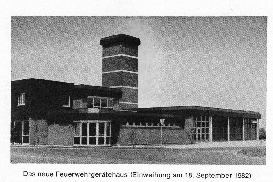 1982 Neues Feuerwehrhaus bei Einweihung Bild-01